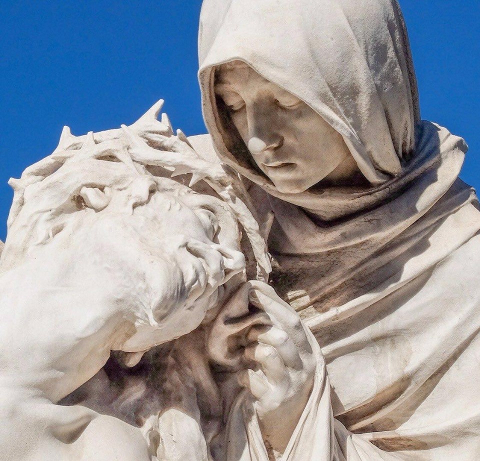 Вона голову Його тулила до грудей...