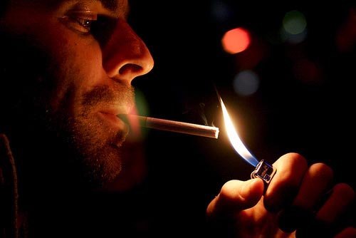Мене він полум’ям, як цигарку.