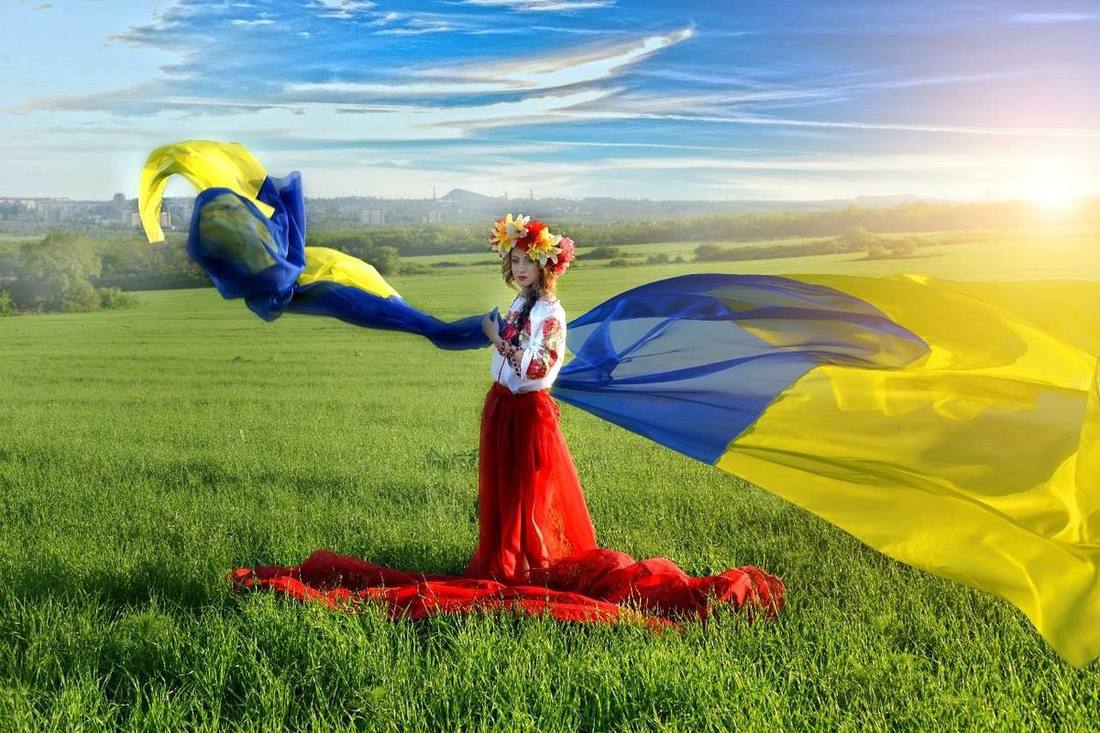 Тихо зустрічала мати з війська сина.