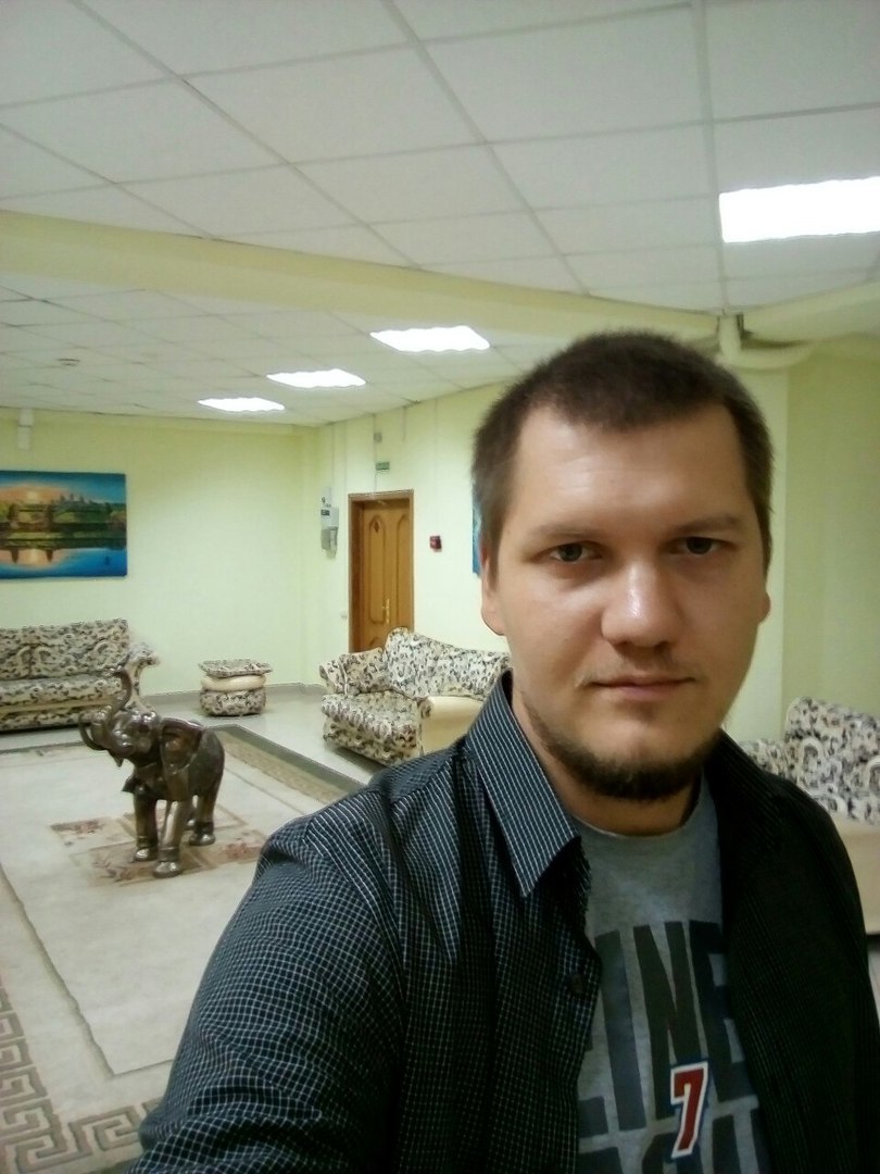 Поднимает меня высоко.
