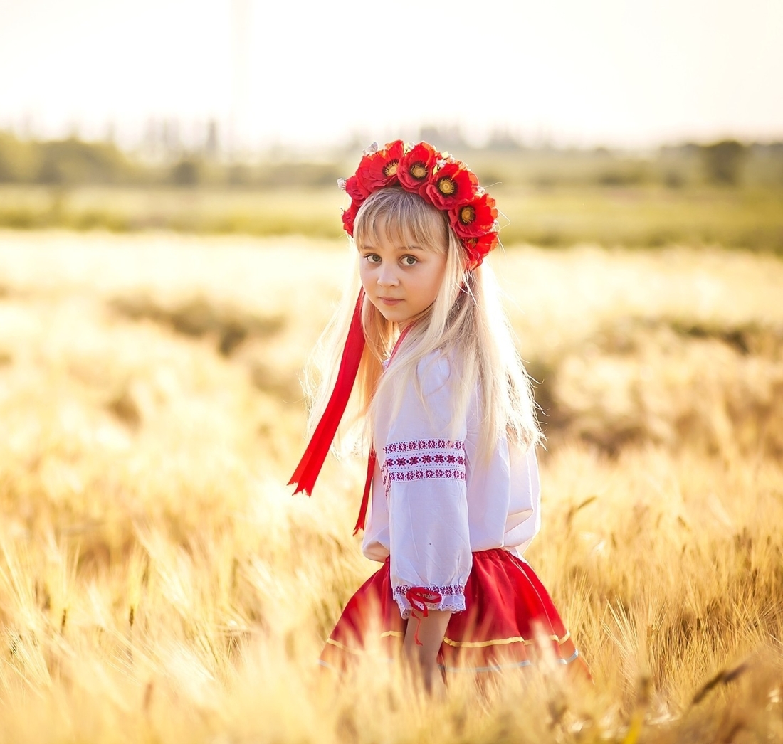 По стежині дівча...