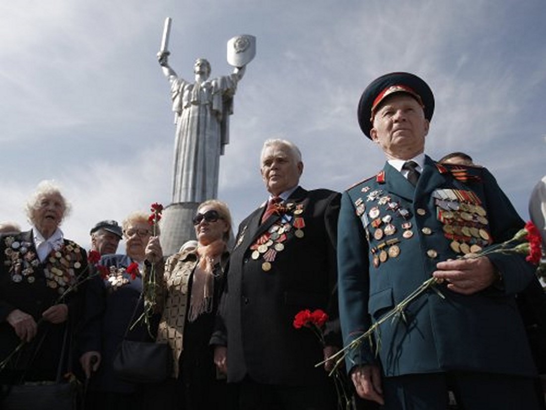 Розрісся мак на тих полях.