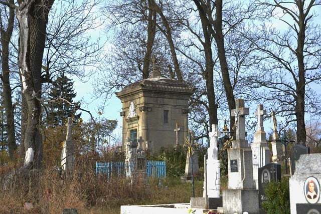 Я вкотре повертаюсь в стару хату