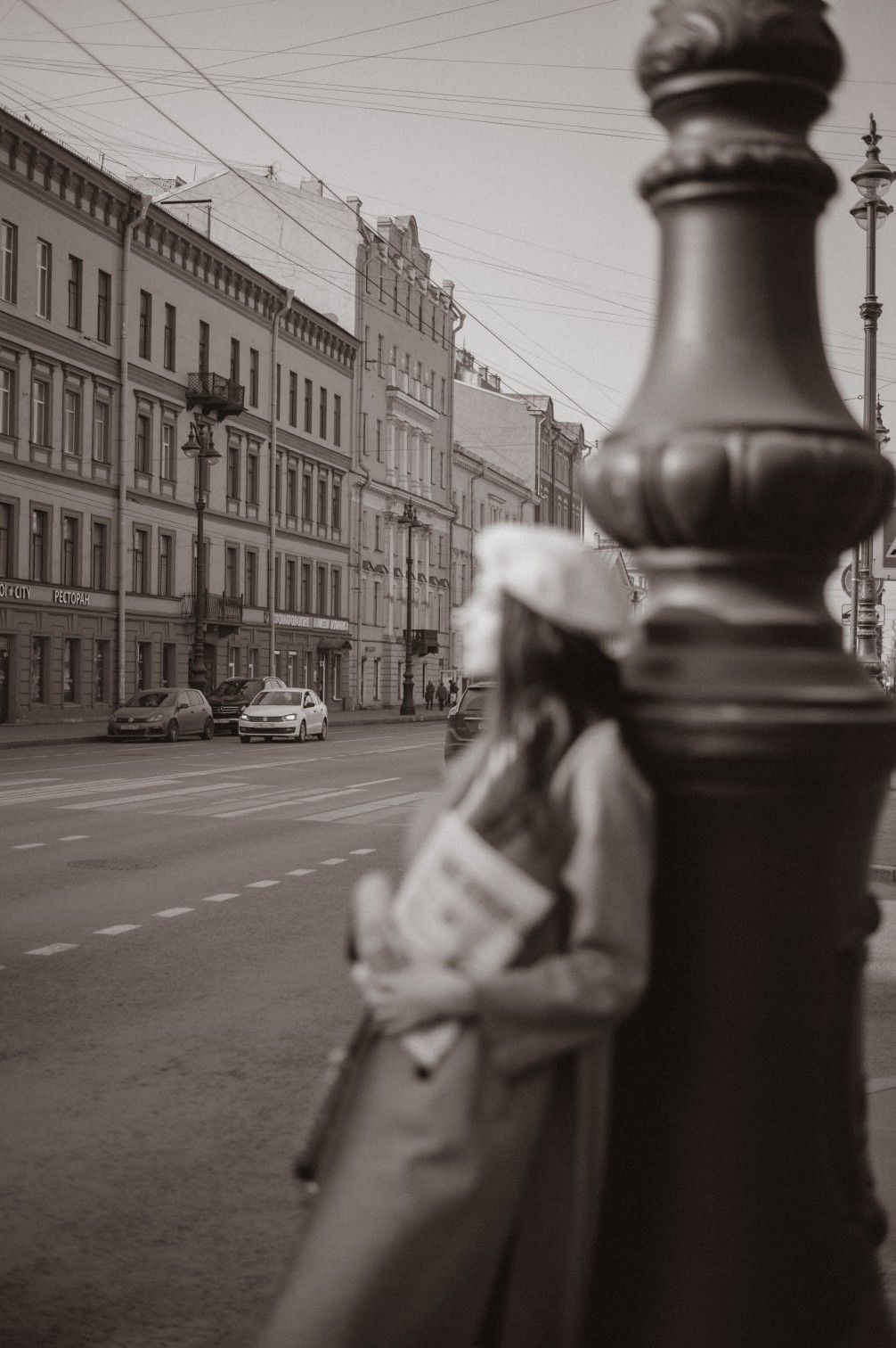 Стою. Сама. 