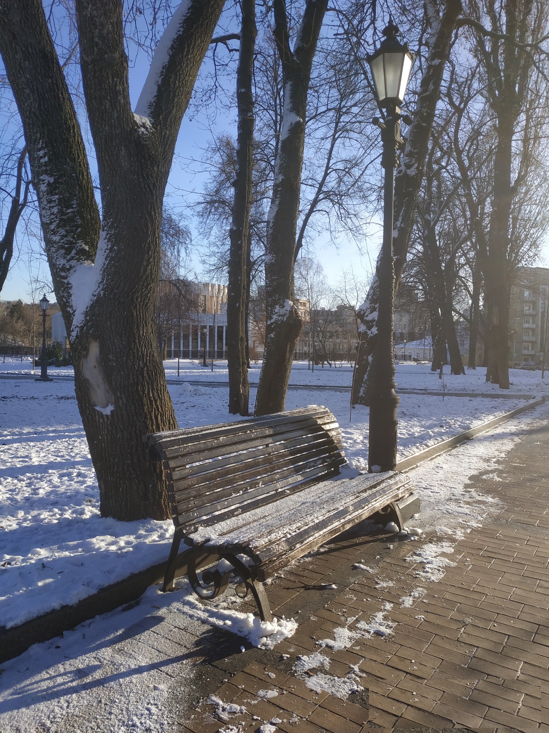 Є на лавці вільне місце