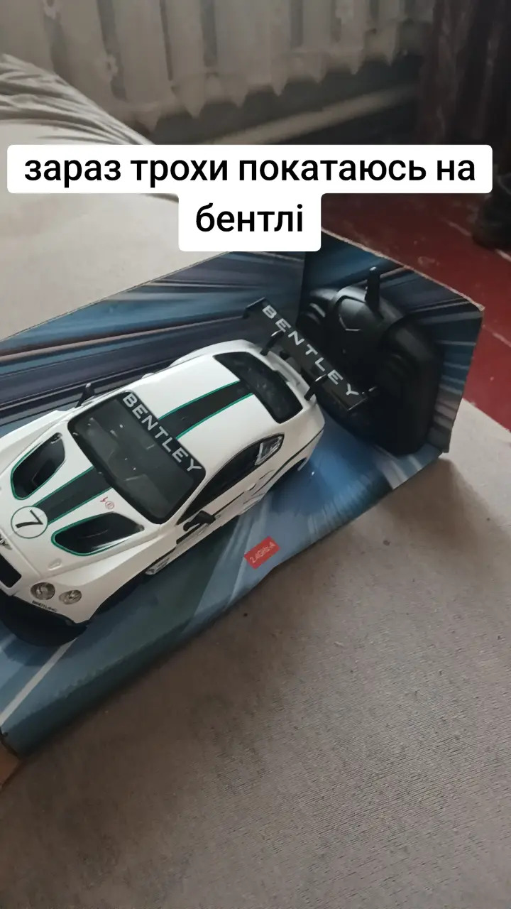 В нічній пітьмі стоїть Герой 